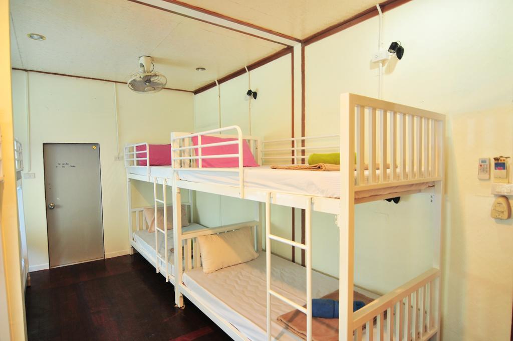October Hostel Фи Фи Айлънд Екстериор снимка