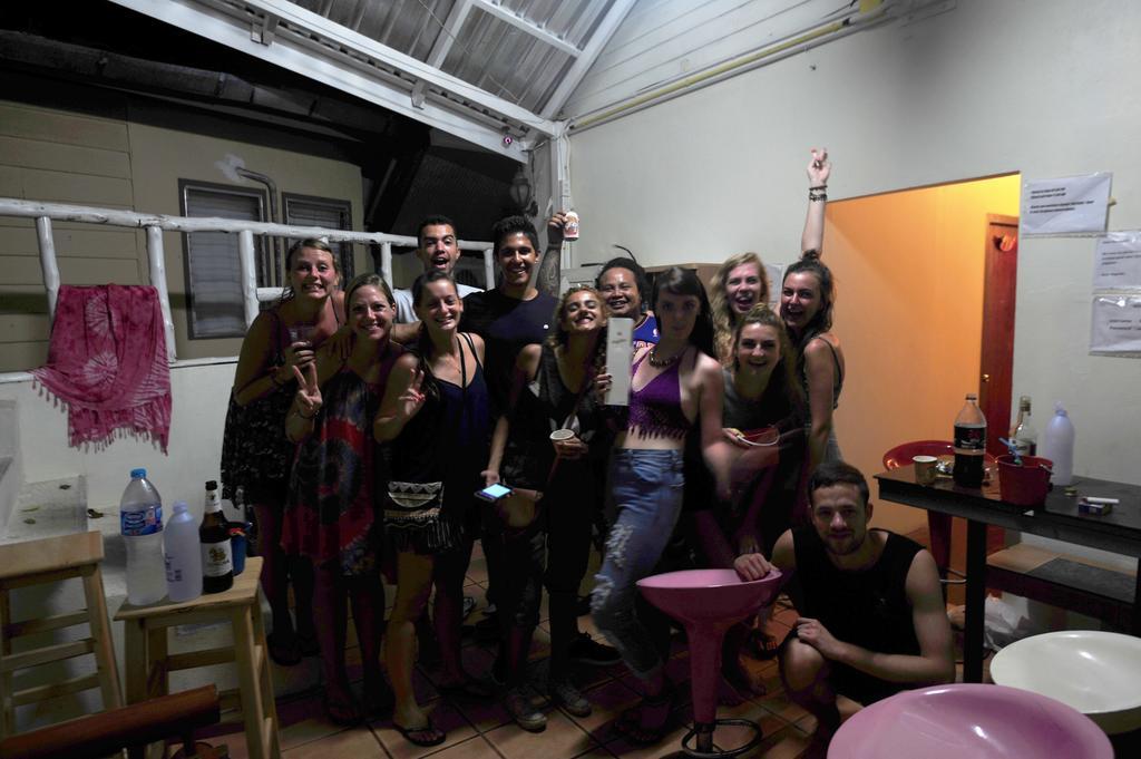 October Hostel Фи Фи Айлънд Екстериор снимка