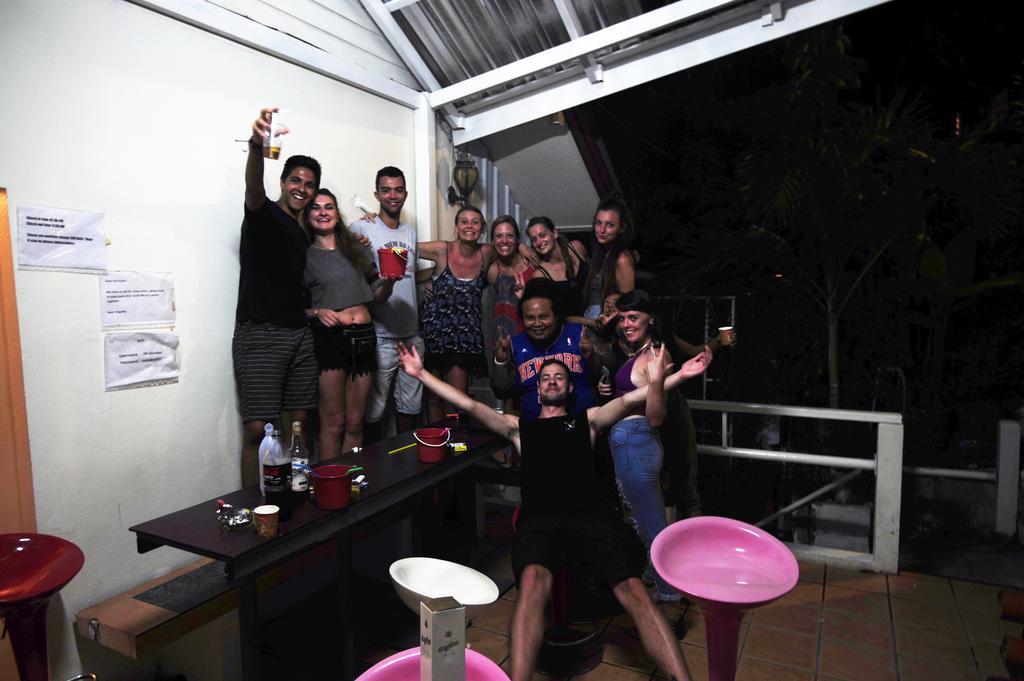 October Hostel Фи Фи Айлънд Екстериор снимка