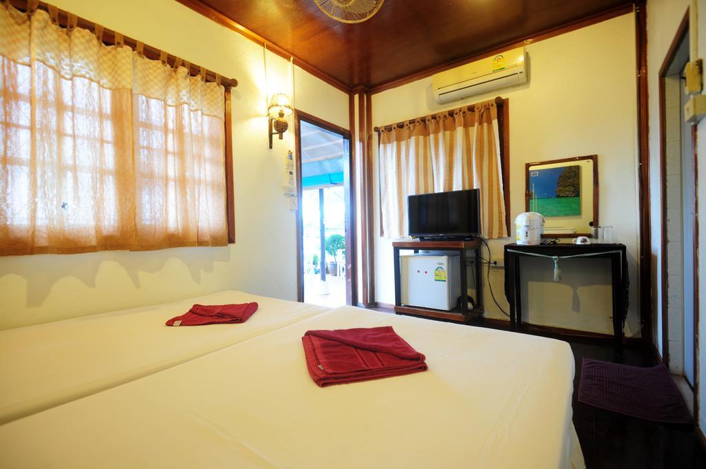 October Hostel Фи Фи Айлънд Екстериор снимка