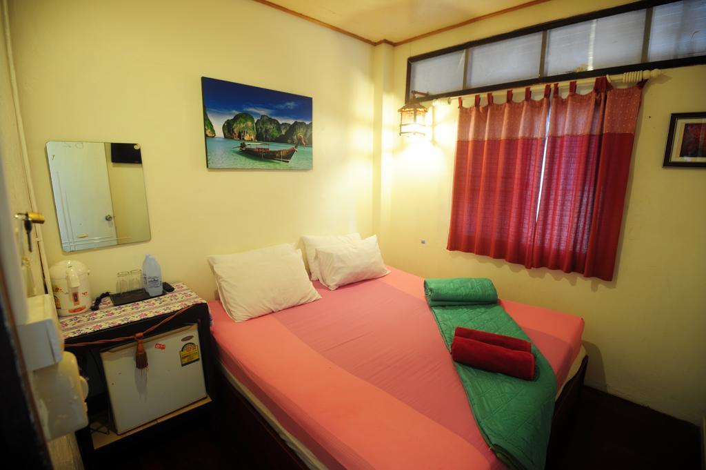 October Hostel Фи Фи Айлънд Екстериор снимка